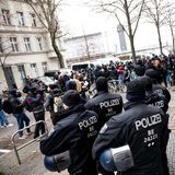 Polizisten stehen Demonstranten in Berlin-Friedrichshain gegenüber