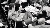 Sein Auftreten war eine einzige Provokation der alten Bonner Republik: Mit der 1982 noch neuen Grünen-Partei zog Joschka Fischer in den Bundestag ein und sorgte wegen seiner Outfits für Aufsehen: Jeans-Jacken, Turnschuhe – bis dahin undenkbar in der noch sehr konservativen Republik. Anfangs machte er vor allem mit Skandalen auf sich aufmerksam. So beleidigte er den Bundestagsvizepräsidenten Richard Stücklen mit den Worten: "Mit Verlaub, Herr Präsident, Sie sind ein Arschloch!" Doch sein Auftreten kaschierte in Teilen seine Ambitionen. 1998 wurde Fischer in der rot-grünen Regierung Außenminister und Vizekanzler. Angeblich tauften seine Parteifreunde ihn deshalb "Grün-Kohl", weil er zwar Grüner war, aber machthungrig wie der Ex-Kanzler Helmut Kohl