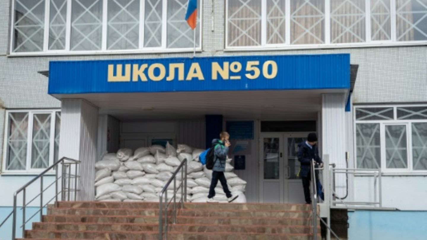 Sandsäcke vor Schule in Kursk