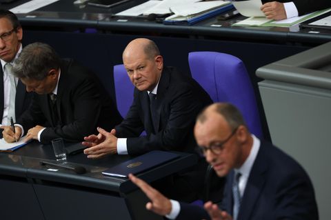 Bundeskanzler Olaf Scholz wirft Friedrich Merz im Bundestag einen bösen Blick zu