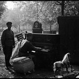 Mann spielt auf der Straße Klavier