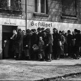 Menschen stehen in einer Schlange auf der Straße
