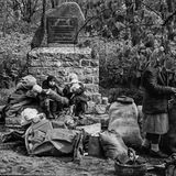 Kinder sitzen auf der Straße