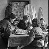 Frauen sitzen im Raum in Deutschland