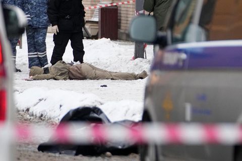 Tatort Moskau: Ermittler arbeiten an der Stelle, an der Generalleutnant Igor Kirillow und sein Adjudant (hier im Bild) durch eine Bombe getötet wurden