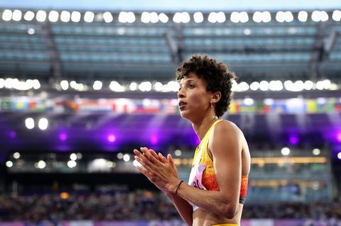 Malaika Mihambo reibt die Hände nach einem Srpung bei Olympia in Paris aneinander