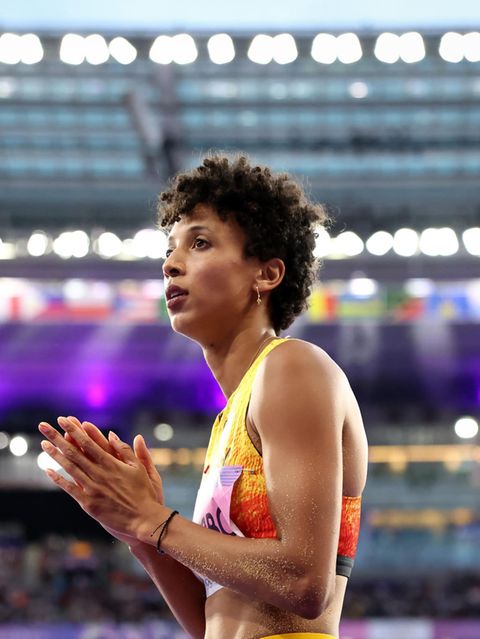 Malaika Mihambo reibt die Hände nach einem Srpung bei Olympia in Paris aneinander