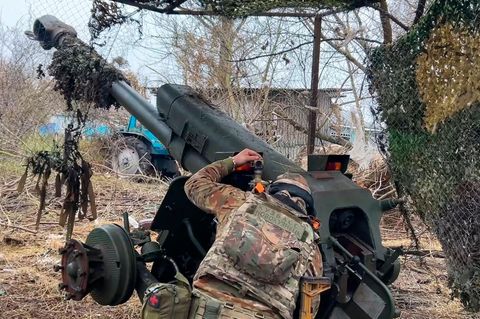 Ein russischer Soldat zielt mit einer D-30 Haubitze auf ukrainische Stellungen im Grenzgebiet der Region Kursk