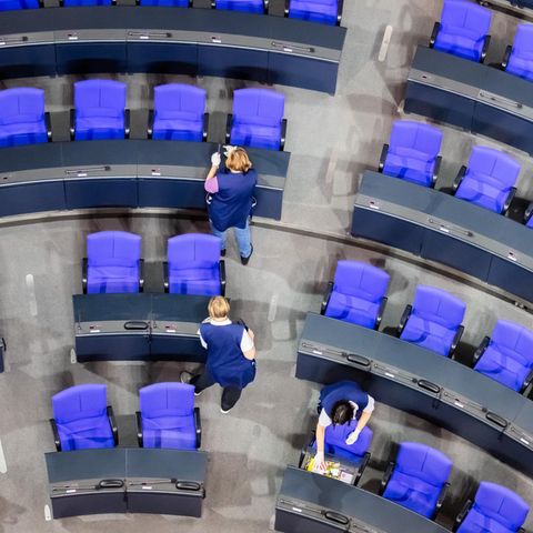 Der Plenarsaal des Deutscher Bundestages wird am frühen Morgen gereinigt