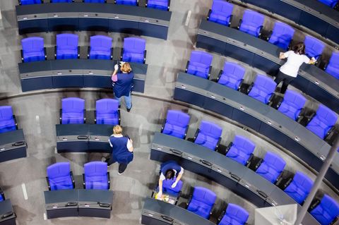 Der Plenarsaal des Deutscher Bundestages wird am frühen Morgen gereinigt