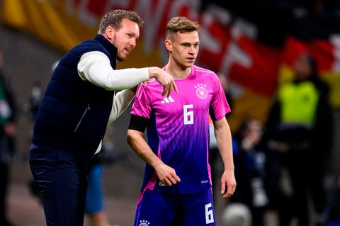 Weltfußballer-Wahl: Bundestrainer Julian Nagelsmann und Joshua Kimmich besprechen sich bei einem Spiel