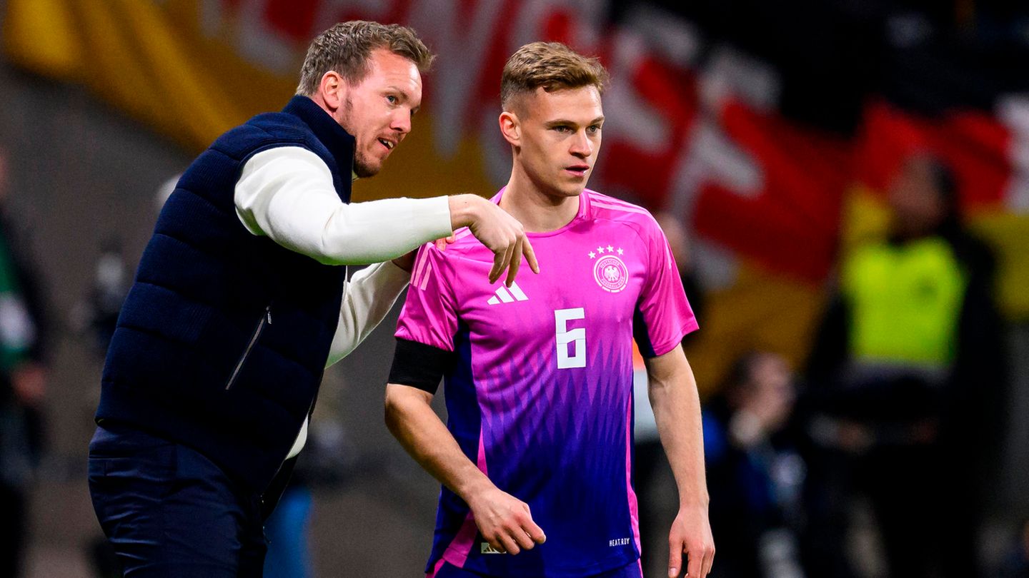 Weltfußballer-Wahl: Bundestrainer Julian Nagelsmann und Joshua Kimmich besprechen sich bei einem Spiel