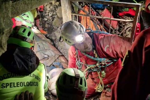 Italienischer Bergretter bei der Rettung der Forscherin