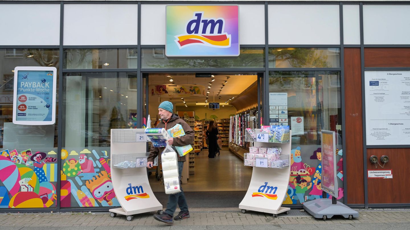 Mann beladen mit Klopapier und Haushaltstüchern verlässt eine dm-Filiale in Berlin Zehlendorf, Medikamente hat er nicht gekauft