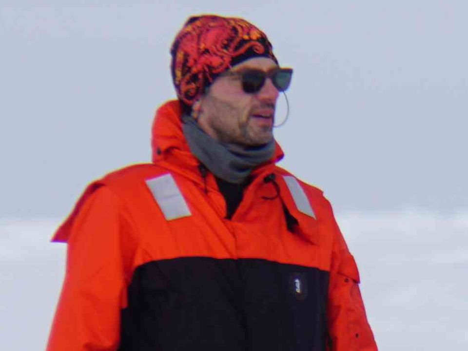 Michael Karcher beschäftigt sich am Alfred Wegener Institut für Polar und Meeresforschung in Bremerhaven mit der Wechselwirkung zwischen Ozean und Meereis in der Arktis. Zudem leitet der Ozeanograph 'Arctic PASSION' – ein von der EU finanziertes internationales Projekt zum Ausbau eines arktischen Umweltbeobachtungssystems. Michael Karcher beschäftigt sich am Alfred Wegener Institut für Polar und Meeresforschung in Bremerhaven mit der Wechselwirkung zwischen Ozean und Meereis in der Arktis. Zudem leitet der Ozeanograph 'Arctic PASSION' – ein von der EU finanziertes internationales Projekt zum Ausbau eines arktischen Umweltbeobachtungssystems.