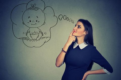 Kinderwunsch: Junge Frau mit Gedankenblase mit Baby darin