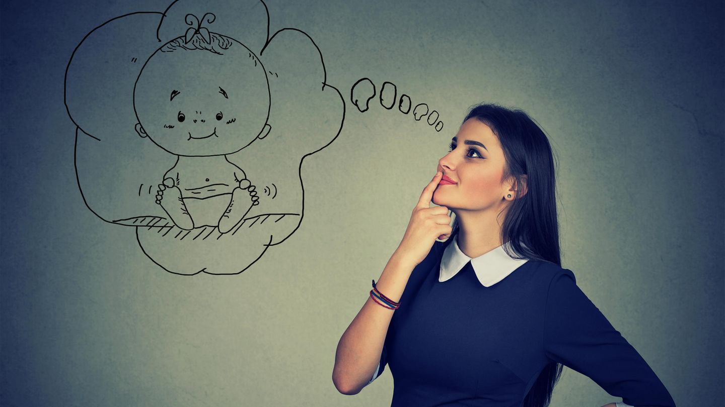 Kinderwunsch: Junge Frau mit Gedankenblase mit Baby darin Kinderwunsch: Junge Frau mit Gedankenblase mit Baby darin