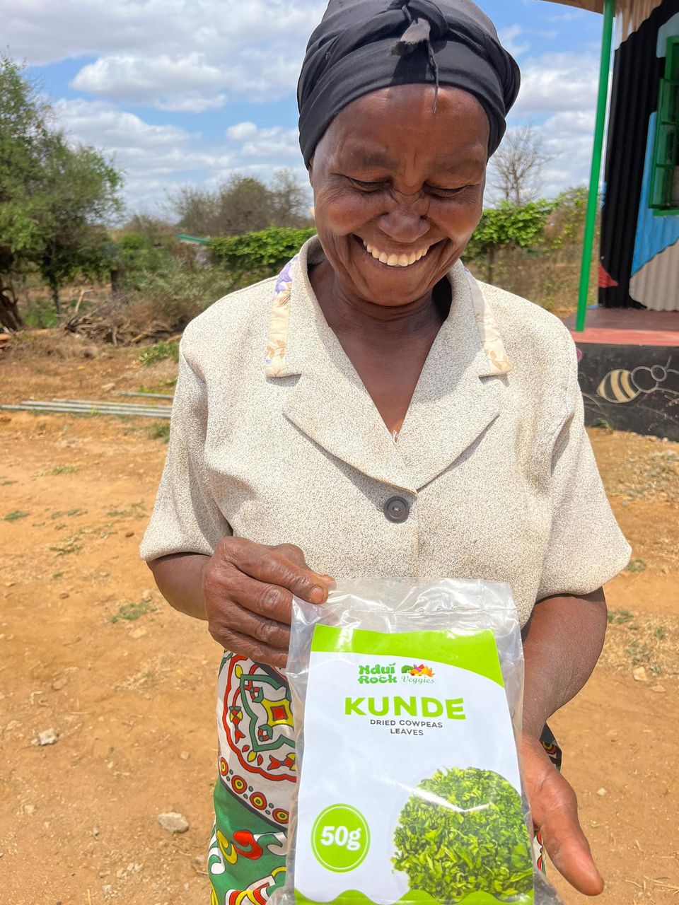 Stiftung stern: Eine der Frauen aus Kinakoni mit im Solartrockner haltbar gemachten Gemüse. Kunde ist eine spinatähnliche Pflanze und in der Provinz Kitui sehr beliebt Eine der Frauen aus Kinakoni mit im Solartrockner haltbar gemachten Gemüse. Kunde ist eine spinatähnliche Pflanze und in der Provinz Kitui sehr beliebt