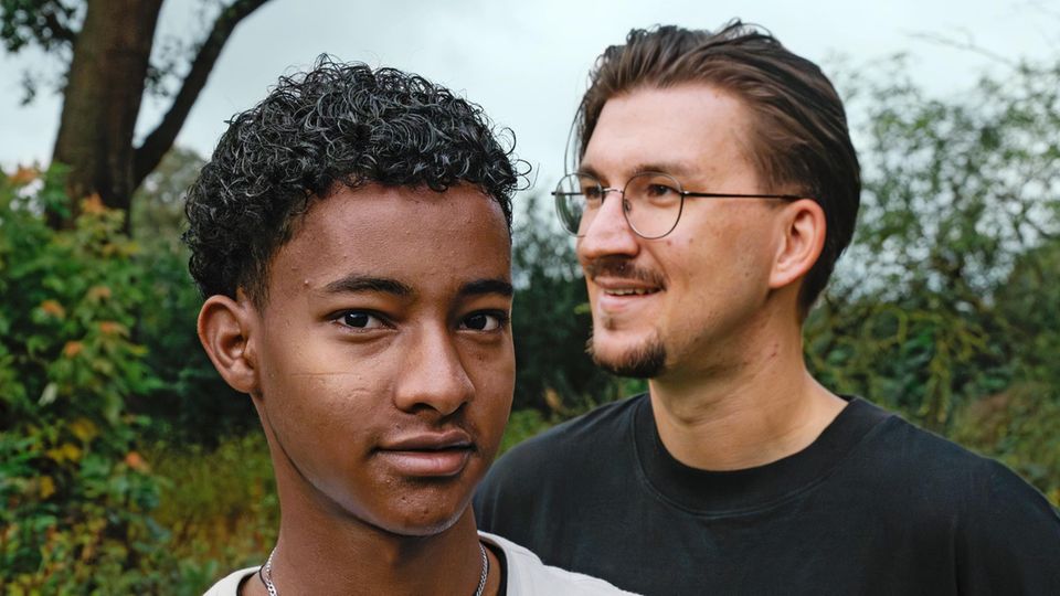Die Stiftung stern konnte ihnen helfen: Yosef (17) und sein Betreuer Samuel Jarstorff von der Arche in Hamburg Die Stiftung stern konnte ihnen helfen: Yosef (17) und sein Betreuer Samuel Jarstorff von der Arche in Hamburg