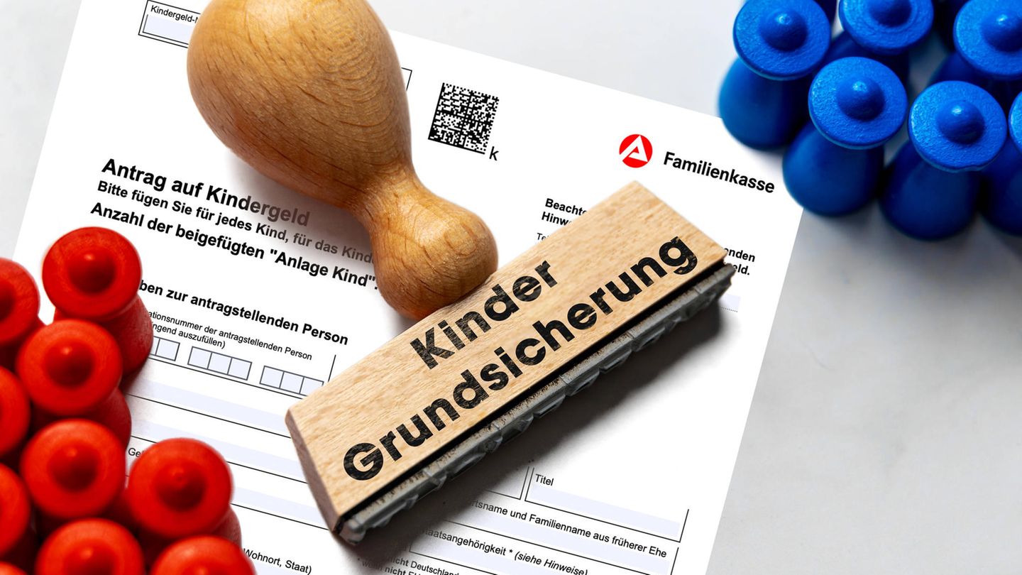 Kinderamut Kindergrundsicherung: Stempel auf Behördenvordruck