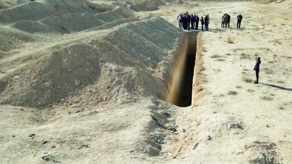 In Syrien wurden fünf vermutliche Massengräber entdeckt. Laut Menschenrechtsgruppen stammen die Körper aus dem Saidnaja-Gefängnis – die Ermittler nennen es eine "Todesmaschinerie".