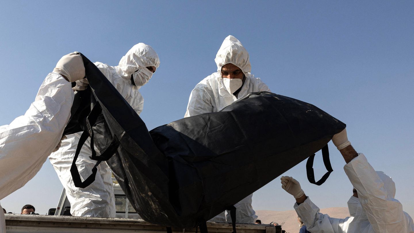 White Helmets: Bodies discovered in camp in Damascus suburbs