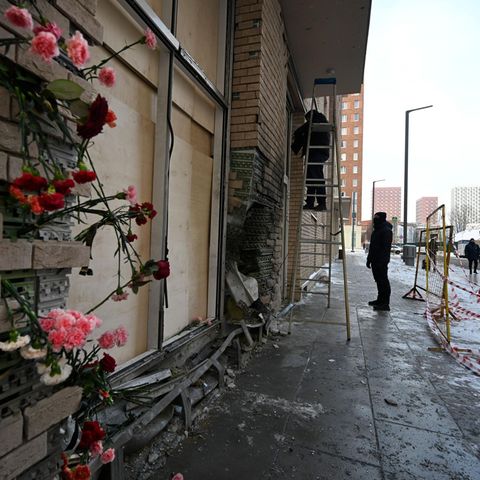 Russland: Blumen in der Fassade des Moskauer Wohnblocks, vor dem am Vortag der russische General Igor Kirillow getötet wurde