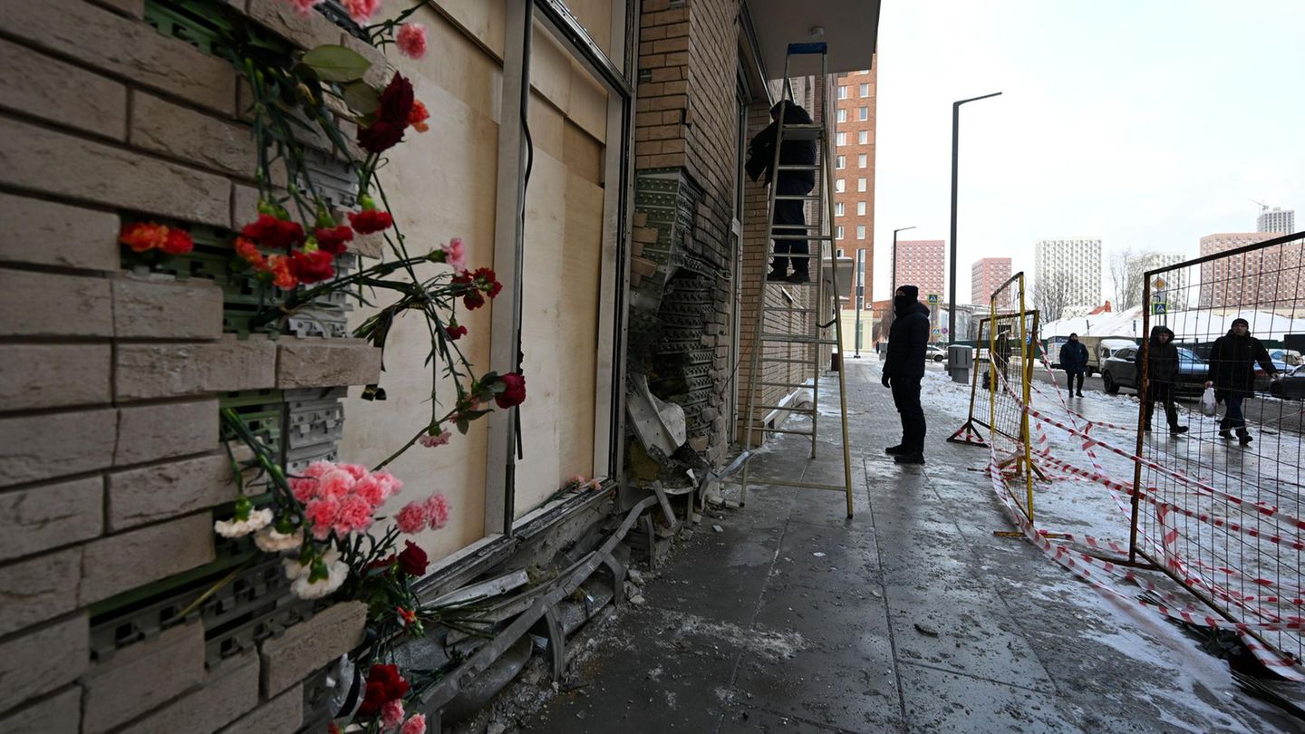 Russland: Blumen in der Fassade des Moskauer Wohnblocks, vor dem am Vortag der russische General Igor Kirillow getötet wurde Russland: Blumen in der Fassade des Moskauer Wohnblocks, vor dem am Vortag der russische General Igor Kirillow getötet wurde