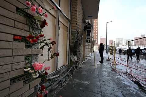 Russland: Blumen in der Fassade des Moskauer Wohnblocks, vor dem am Vortag der russische General Igor Kirillow getötet wurde