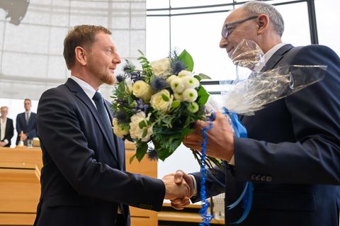 Michael Kretschmer nimmt Glückwünsche von Jörg Urban entgegen