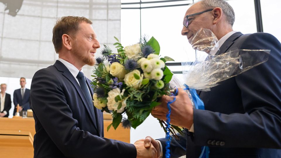 Michael Kretschmer nimmt Glückwünsche von Jörg Urban entgegen Michael Kretschmer nimmt Glückwünsche von Jörg Urban entgegen