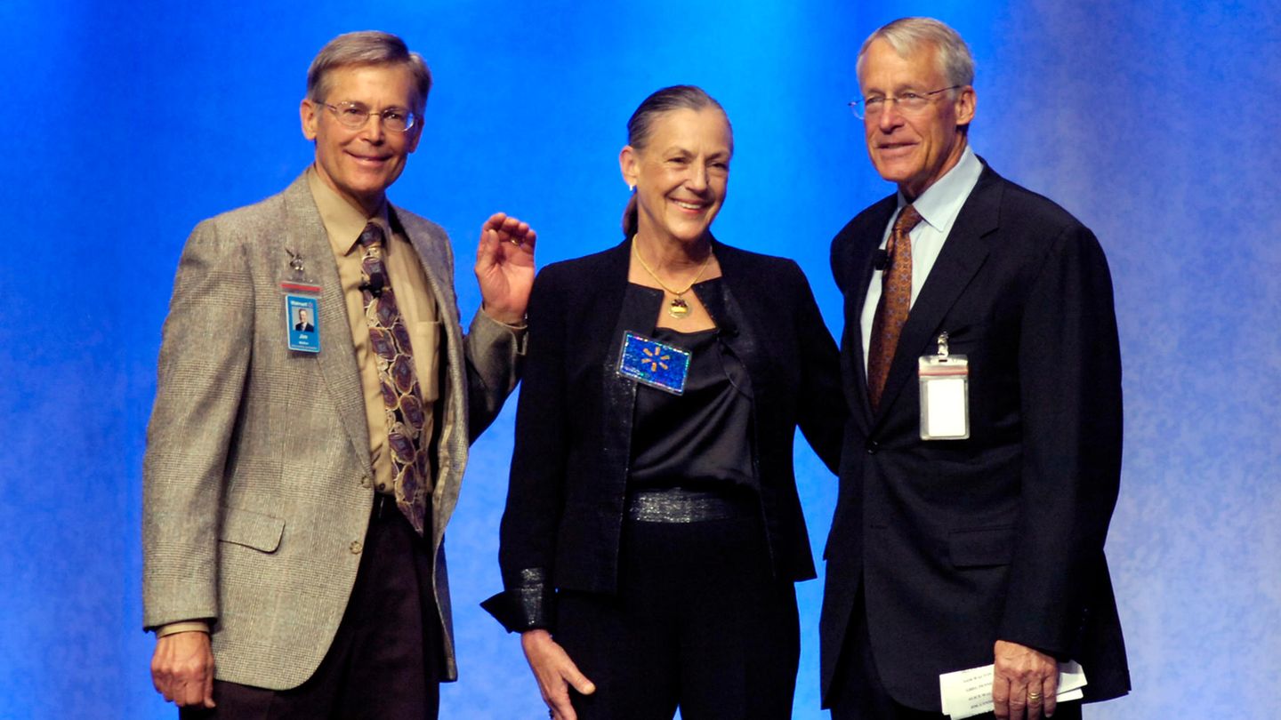 Familie Walton Reiche Familien: Jim, Alice und Rob Walton (von links nach rechts)