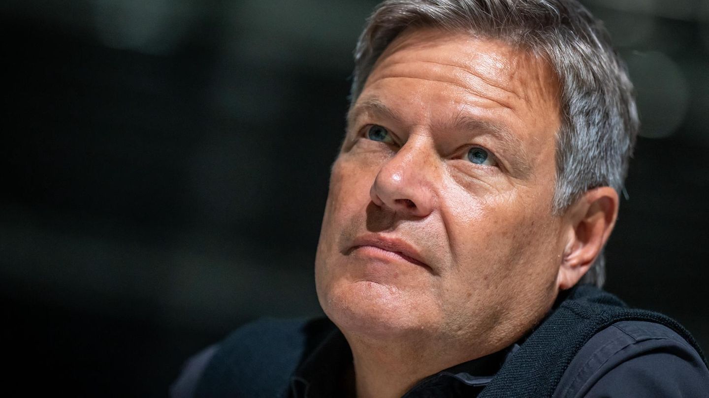 Beim Kanzlerduell ausgeladen: Hier schaut Robert Habeck nachdenklich an der Kamera vorbei