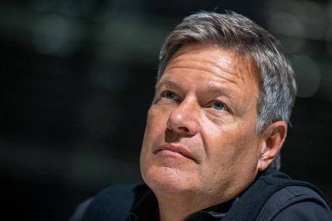 Beim Kanzlerduell ausgeladen: Hier schaut Robert Habeck nachdenklich an der Kamera vorbei