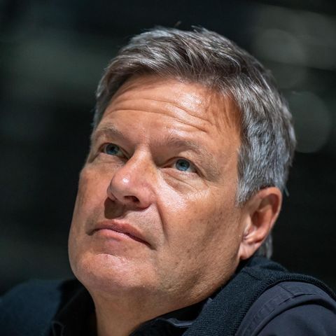 Beim Kanzlerduell ausgeladen: Hier schaut Robert Habeck nachdenklich an der Kamera vorbei
