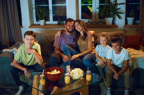 Eine Familie schaut Internetfernsehen mithilfe eines IPTV-Sticks.
