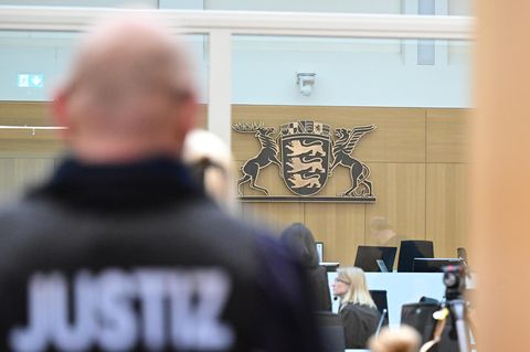 Ein Justizbeamter beim Auftakt des Reichsbürger-Terrorprozesses in Stuttgart-Stammheim