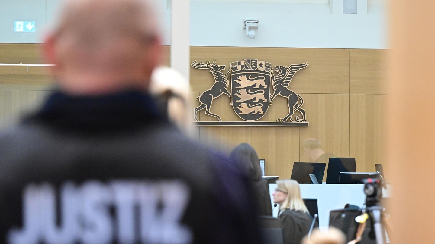 Ein Justizbeamter beim Auftakt des Reichsbürger-Terrorprozesses in Stuttgart-Stammheim