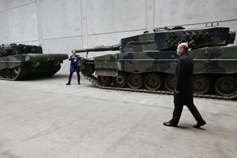 Kanzler Scholz beim Rüstungskonzern Rheinmetall