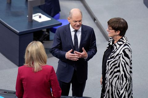Bundeskanzler Olaf Scholz (SPD) spricht mit Parteigenossin Saskia Esken (l.) im Bundestag