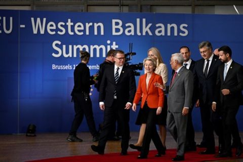 Kommissionspräsidentin Ursula von der Leyen (Mitte) und andere Gipfelteilnehmer