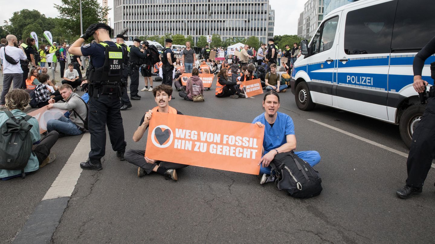 Aktivisten der Letzten Generation bei einer Straßenblockade