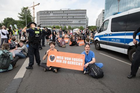 Aktivisten der Letzten Generation bei einer Straßenblockade