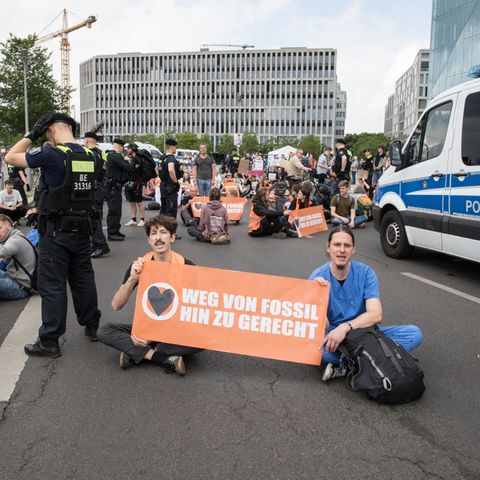 Aktivisten der Letzten Generation bei einer Straßenblockade