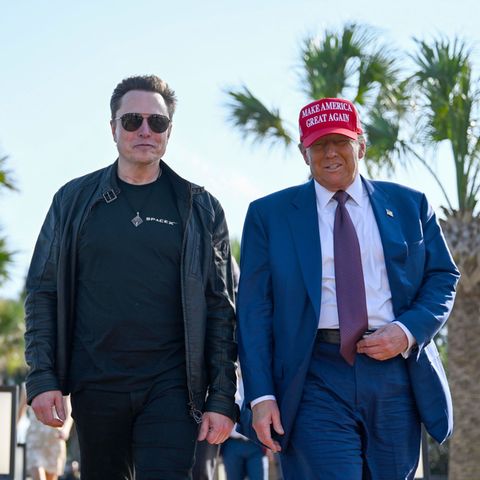 Elon Musk und Donald Trump gehen nebeneinander