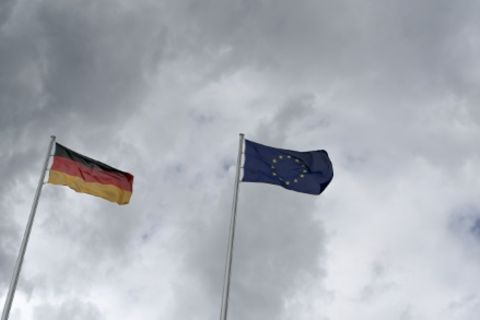 Deutsche und EU-Flagge