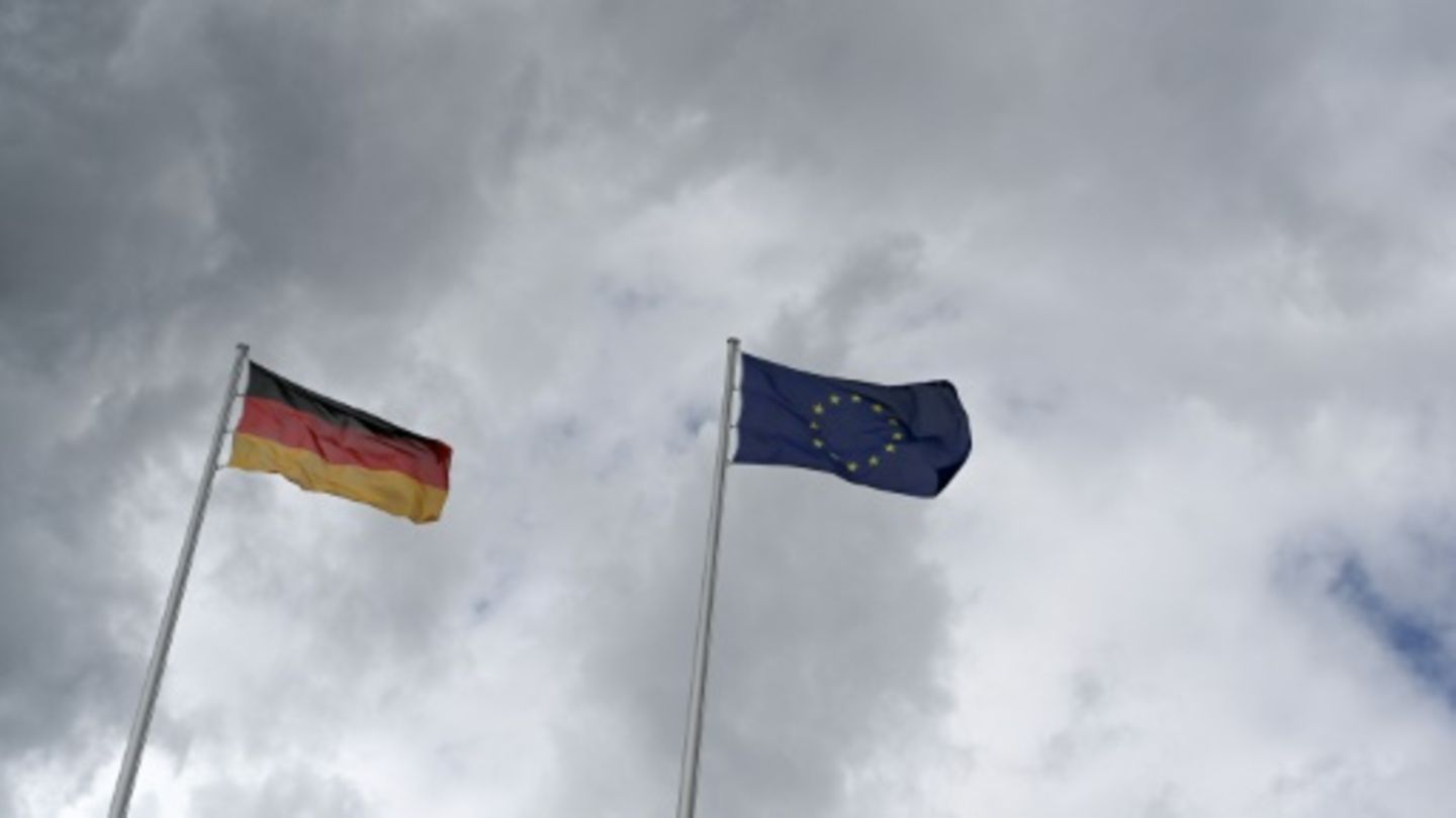 Deutsche und EU-Flagge