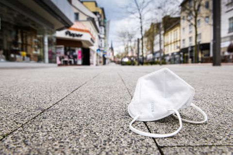 Corona-Notlage Sachsen-Anhalt – eine FFP2 Maske liegt auf einer Straße