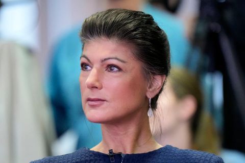 BSW-Vorsitzende Sahra Wagenknecht blickt kritisch drein
