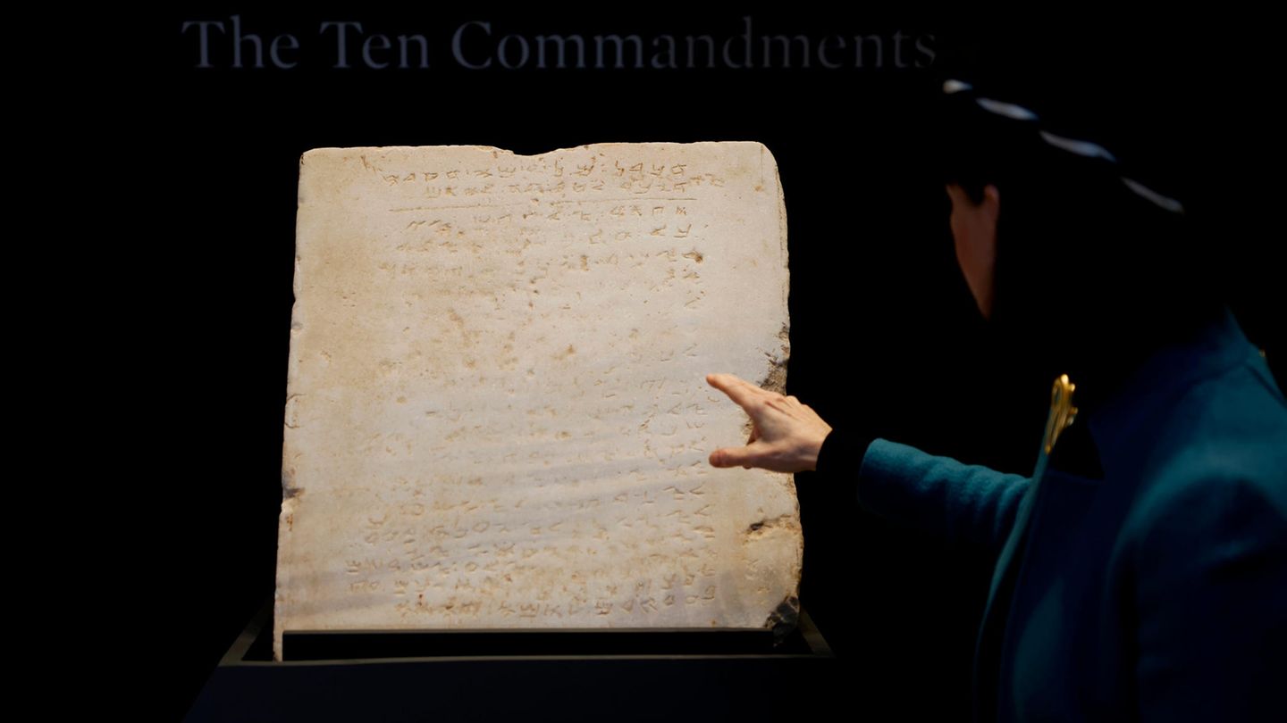 Der Stein mit den Zehn Geboten stamme aus der Zeit zwischen 300 und 800 nach Christus, heißt es von Sotheby's